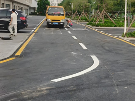 如东小区弯道划线